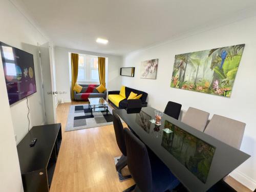 Grove Green Apartment | London 3 Bedrooms 3 Bathrooms Spacious House, Reception, Kitchen, Garden, Parking