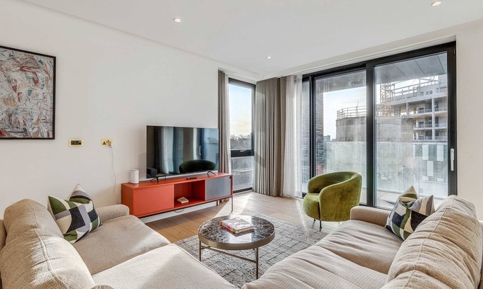 St. Pancras and Somers Town Apartment | London Glamour: 3-Bedroom City View