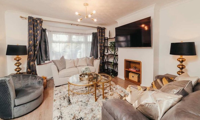 Heathrow Villages House | LONDON HEATHROW 3-BEDROOM HOUSE - FREE PARKING