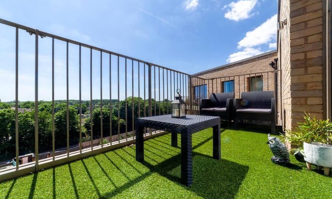 Yiewsley Apartment | London Heathrow Skyline Deluxe 2bd Condo