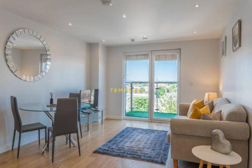 Slough Apartment | LONDON IN 15 MINS! STYLISH APARTMENT NEAR HEATHROW