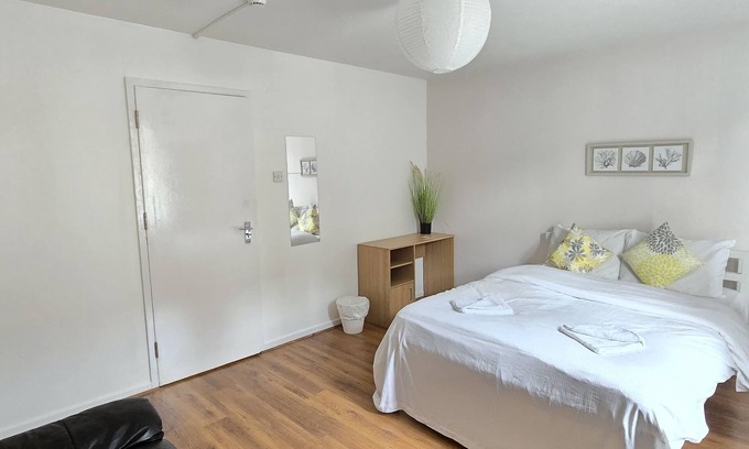 Stepney Green Apartment | London Whitechapel Stay - 7 Minute walk from Aldgate Station