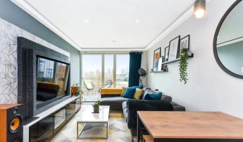 Stratford and New Town Apartment | LondonAprt 1Bed Balcony Gym Tv Wifi