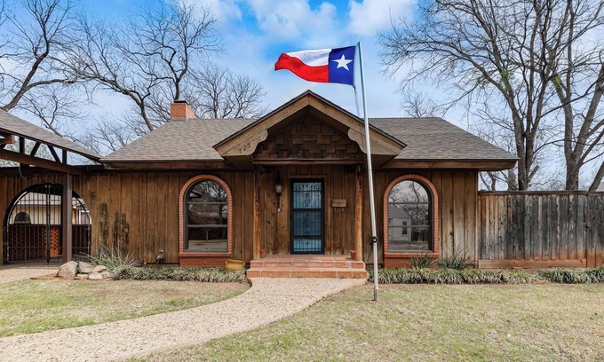 Elmwood Area House | Lone Star Hacienda - Resort-Style Texas Charm