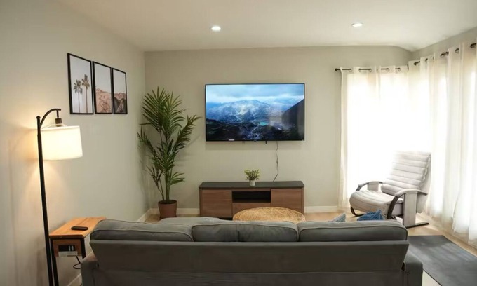 Harbor House | Long Beach Getaway – Relax & Unwind with Hot Tub Jacuzzi