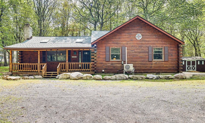 Long Pond Cabin | Long Pond Log Cabin w/Hot Tub Soaks & Outdoor Fun