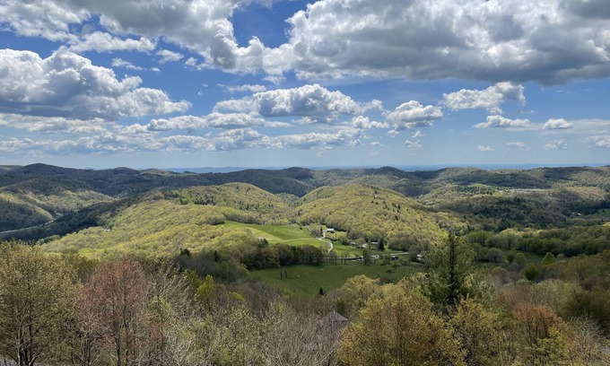 Blowing Rock House | Long Range Views with Excellent Location!