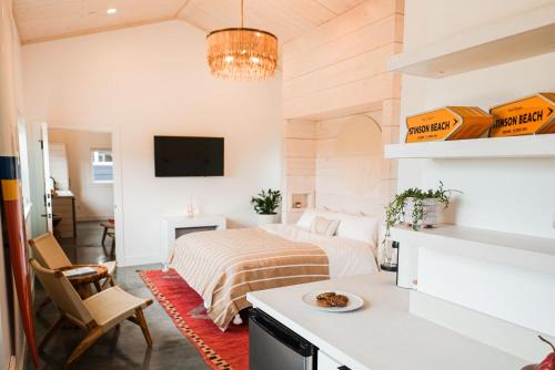 Stinson Beach Hotel | Longboard Studio and Funboard Room includes King Bed and Kitchenette plus King Murphy and Mini Kitchenette