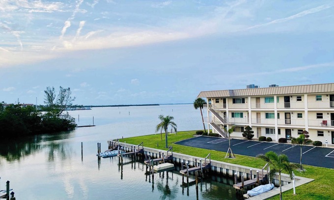 Longboat Key Apartment | Longboat Snowbird Getaway Beach & Bay
