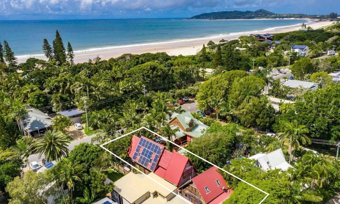 Belongil House | Longhouse - spacious 4 BR Belongil Beach retreat