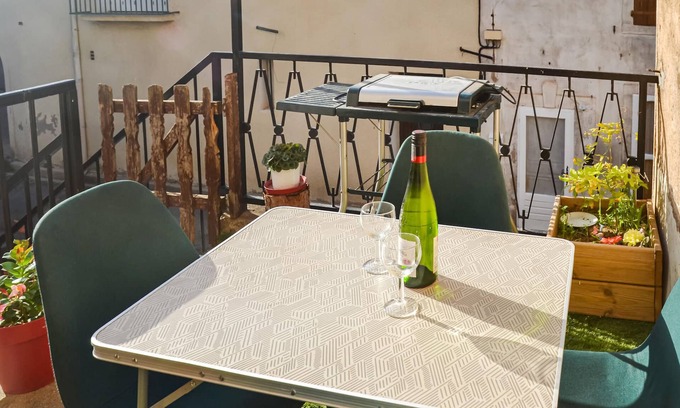 Saint-Chinian Apartment | Look forward to a wonderful vacation in this bright and friendly apartment in the beautiful Languedo