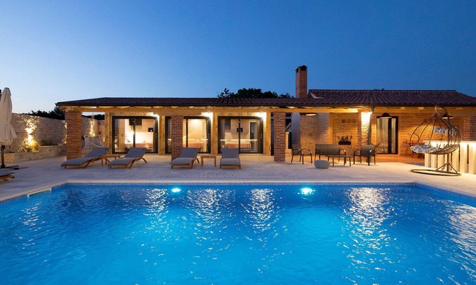 Lisicici House | Look forward to a wonderful vacation with friends or family in this villa in an elevated and quiet l