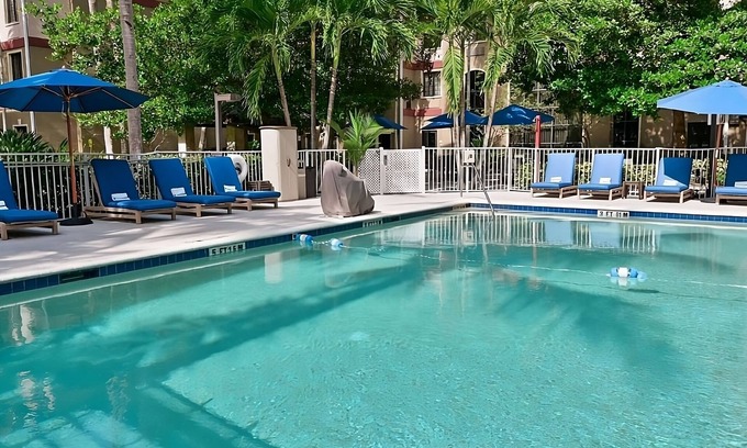Plantation Resort | Look No Further! 3 Spacious Suites w/Full Kitchen, Outdoor Pool, Free Breakfast