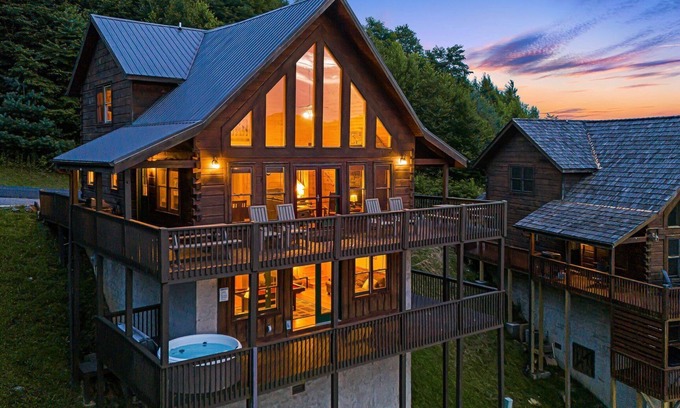 Wolf Laurel Cabin | Lookout Lodge | Panoramic Views, Pool Table + Biltmore Pass near Hatley Pointe