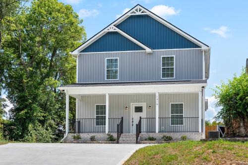 Clarksville House | Lopez Lounge 1018 Main St