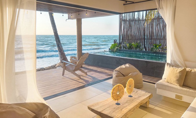 Tolu House | Loretta Beach House + Infty Pool