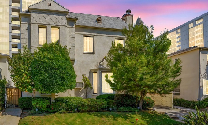 Westwood Apartment | Los Angeles welcomes you to this elegant Westwood Village 2 bedroom charmer!