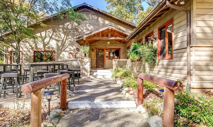 Lake Shore Cabin | Lost Lake Lodge