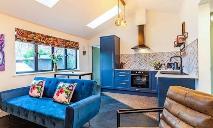 Maidstone House | Lottie's Luxurious Lodge, Dogs Welcome, Parking