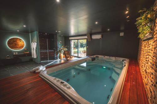 Argentre-du-Plessis Apartment | Love gite avec Spa nage privatif et espace coquin - Le Secret de l'Elixir