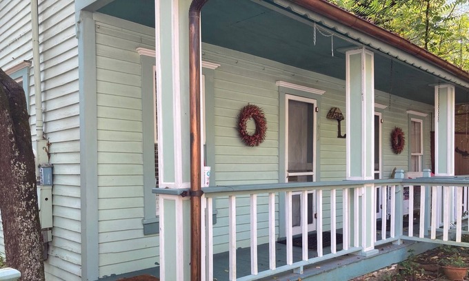 Eureka Springs Historic District Cottage | Love Joy Cottage - Historic District - Main Street