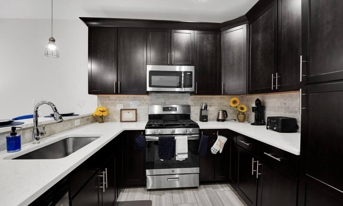 Elizabeth Condo | Love Lounge Condo with King bed & Balcony