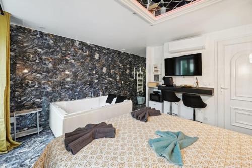 Corbeil-Essonnes Apartment | Love Room - La Création d'Adam avec Jacuzzi