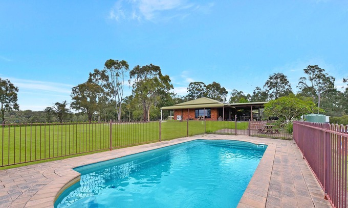 Lovedale House | Lovedale Pet/Family Friendly Homestead Pool Fireplace Wifi BBQ