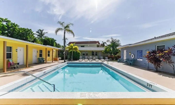 Singer Island Apartment | Lovely 1 Bedroom Steps from the Beach