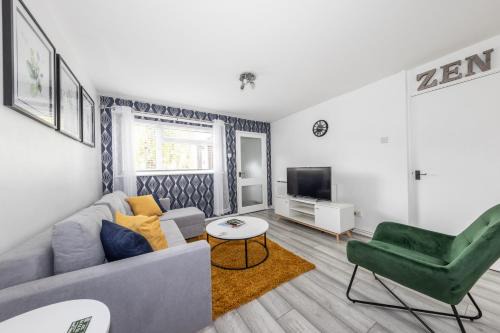 Luton Apartment | Lovely 1 bedroom home with free parking- Contractor friendly