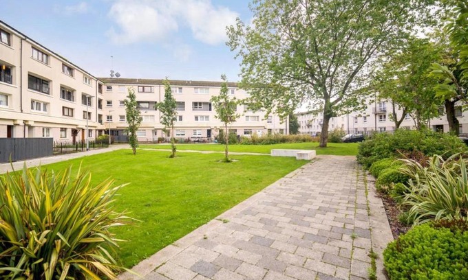 North West Apartment | Lovely 1-bedroom property with balcony in West end