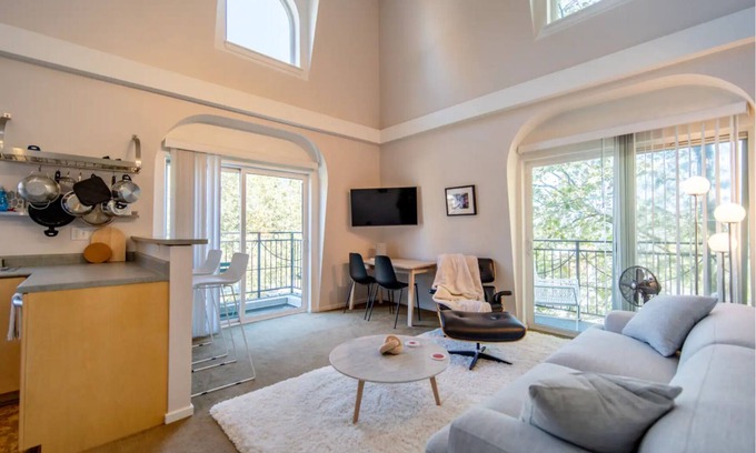 Belltown Condo | Lovely 2 Bed/Bath Penthouse w/Space Needle View