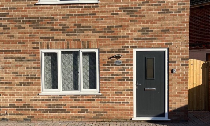 Lincoln House | Lovely 2 bed house in Lincoln, 12 minute walk from the famous Bailgate. Sleeps 5