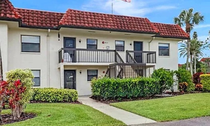 Golden Gate Condo | Lovely 2-bedroom 2-bathroom condo with AC in Naples