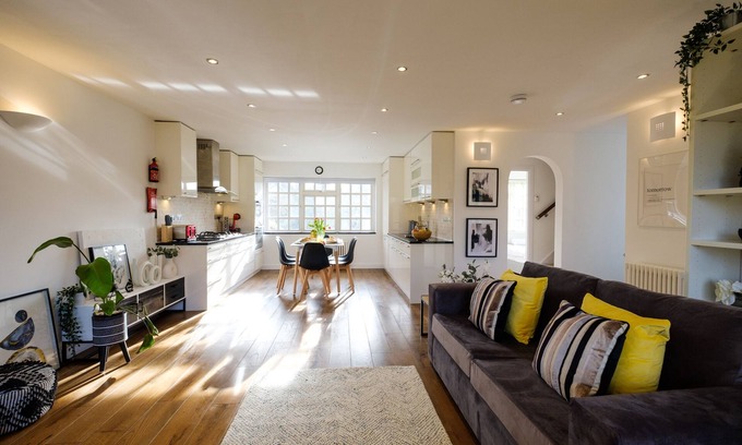 Datchet Apartment | Lovely 2 bedroom apartment, free parking & garden