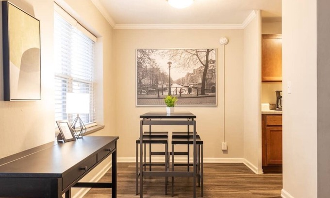 Country Club Plaza Area Apartment | Lovely 2 Bedroom on the Plaza