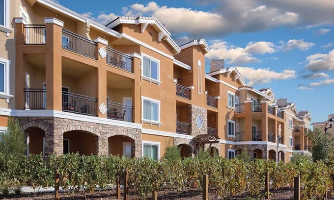 Napa Resort | Lovely 2-bedroom resort in Napa with WiFi, AC, fitness room and wine.