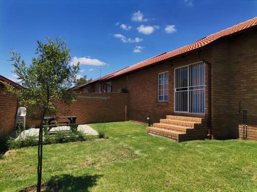 The Reeds Apartment | Lovely 2 Bedroom Townhouse with private garden