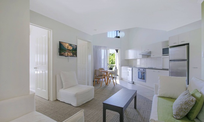 Kangaroo Point Apartment | Lovely 3 Bedroom, 2 Level Unit with Wi-fi & Pool close to Transport