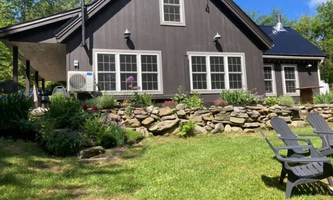 Abbot Cottage | Lovely 3-bedroom cottage on Piper Pond with AC in Abbot