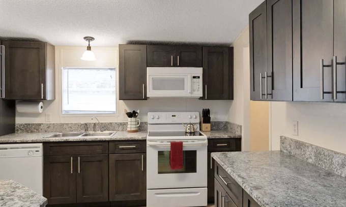 Fellowship Other | Lovely 3-bedroom farmhouse just 0.5 miles from WEC in tranquil Ocala location