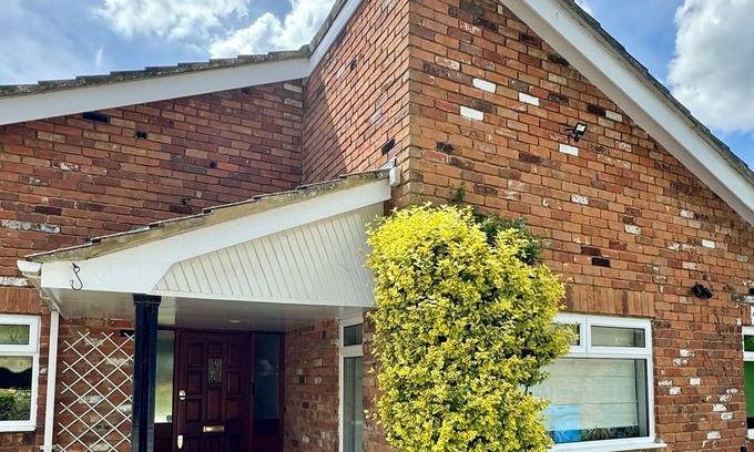 Datchet House | Lovely 3 Bedroom House in Peaceful Village Location