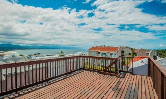 Plettenberg Bay Apartment | Lovely 4 Bedroom Condo Walking Distance to Beach