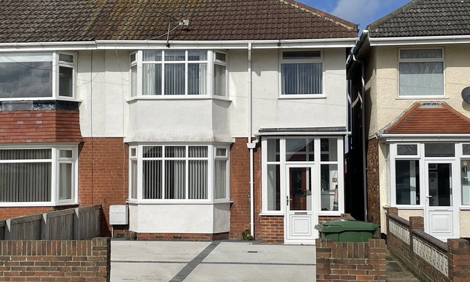 Bridlington House | Lovely 4 bedroom semi, suitable for families can sleep up to 6 - 250m from beac
