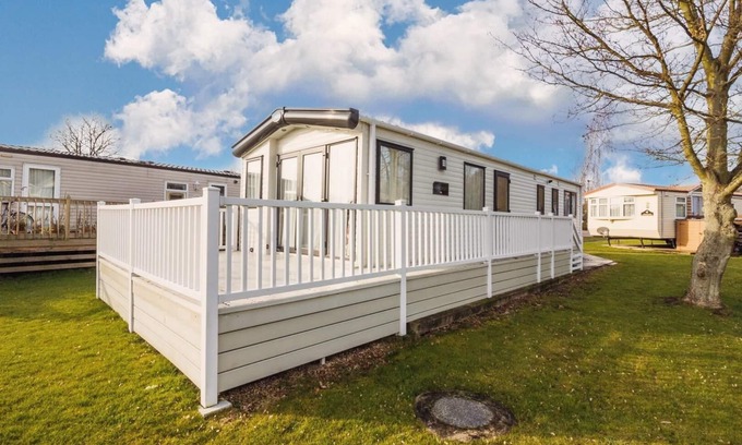 Saxmundham House | Lovely 6 berth caravan at Carlton Meres Holiday Park in Suffolk ref 60021R
