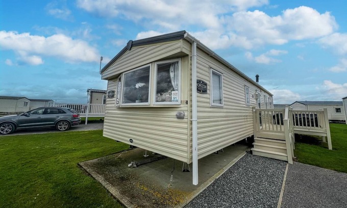 Winestead House | Lovely 6 berth caravan with Wi-Fi at Sand le Mere in Yorkshire ref 71091TD