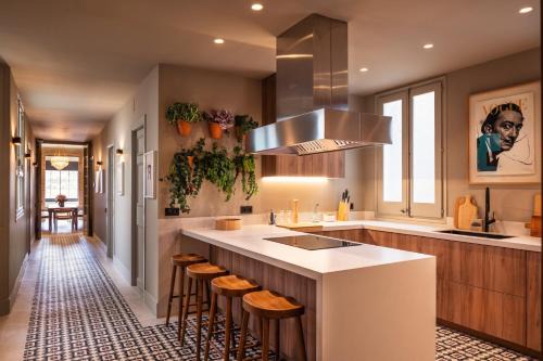 Dreta de l'Eixample Apartment | Lovely 6 BR Flat in L'Eixample