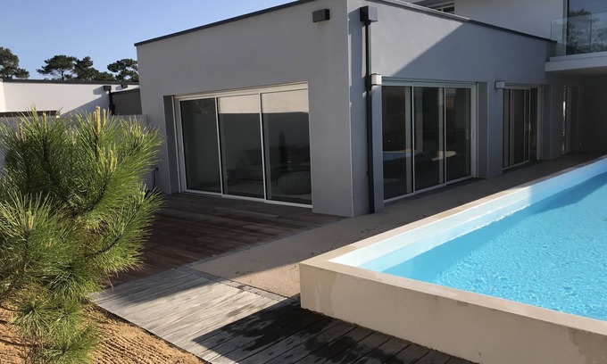 Jard-sur-Mer House | Lovely 8/10-person house, heated pool 400 m from the ocean