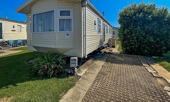Harwich House | Lovely 8 berth caravan at Dovercourt, Essex ref 44006D