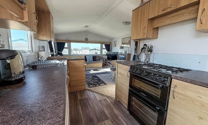 Hunstanton House | Lovely 8 berth caravan at Manor Park nearby Hunstanton Beach 23107S